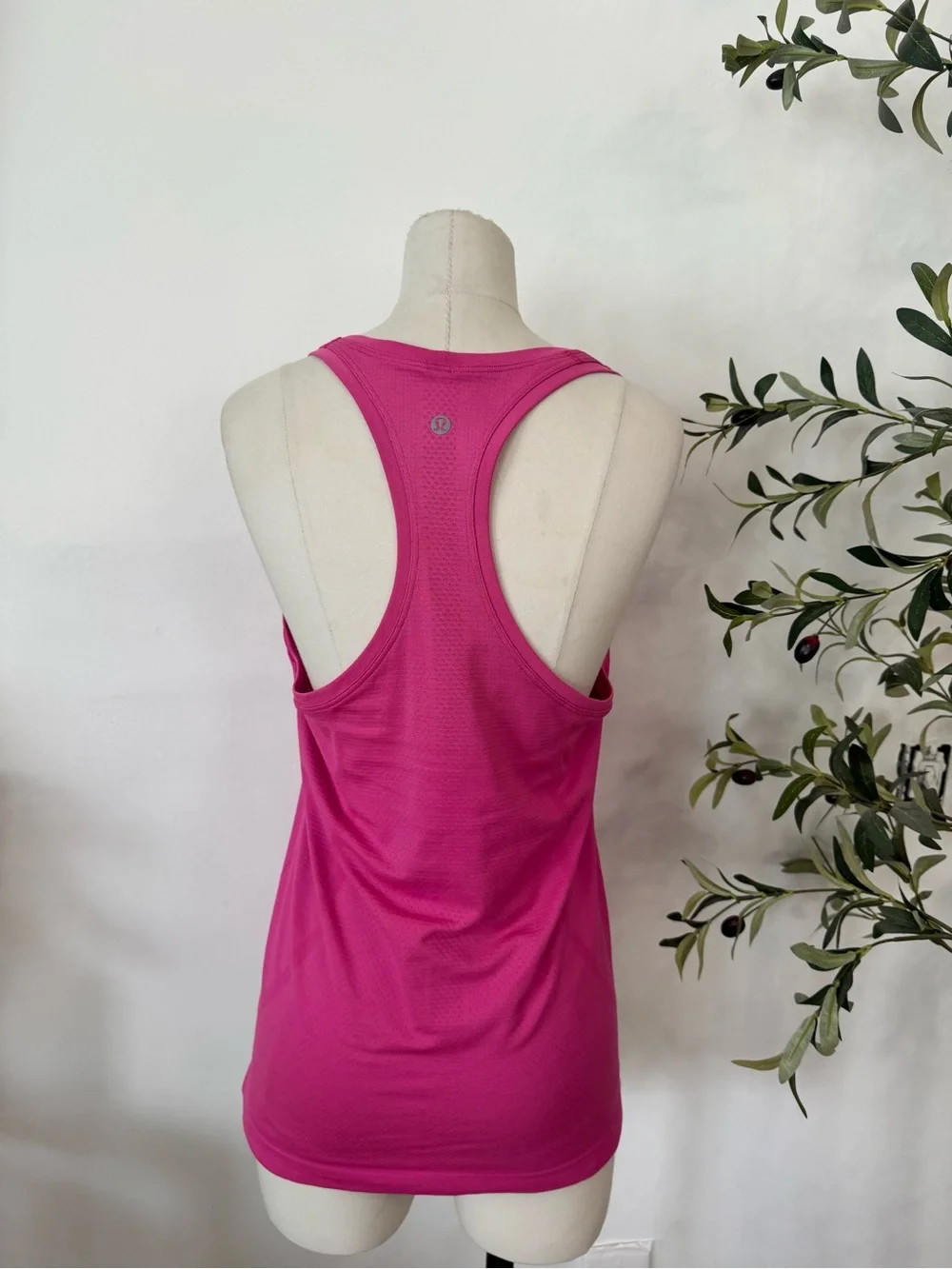Lululemon Swiftly Tech Racerback Tank Size 8 - Pink